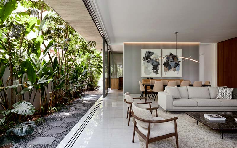 Interior biofílico elegante con luz natural y vegetación integrada