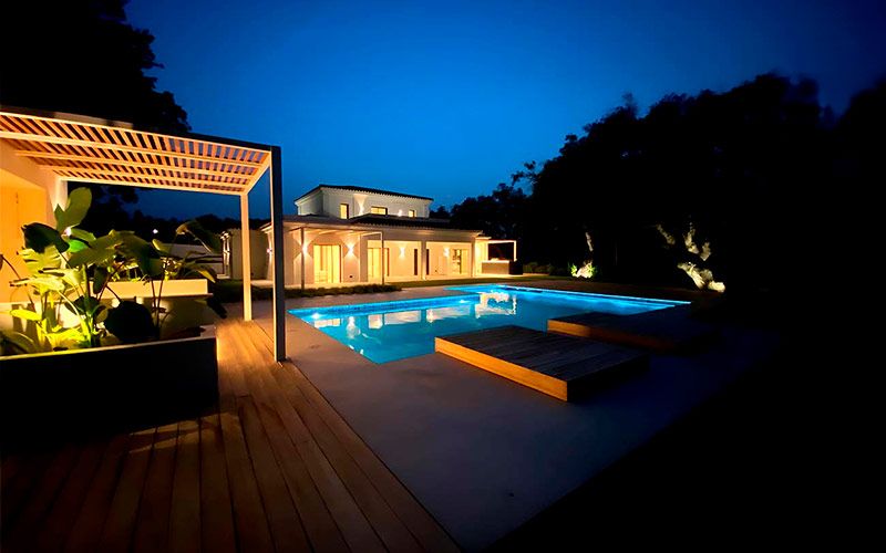 Iluminación exterior elegante que realza un jardín de lujo