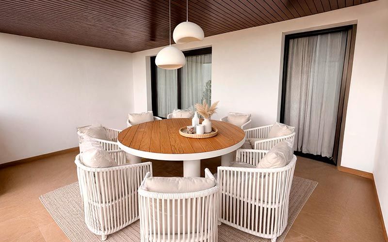 Mobiliario elegante y materiales de calidad en un diseño de exteriores de lujo