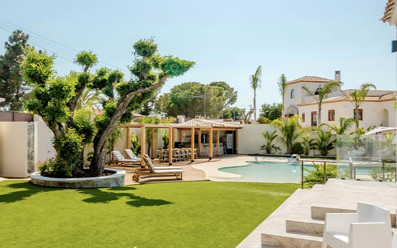 Jardín de lujo con vegetación y paisajismo armonioso y sofisticado