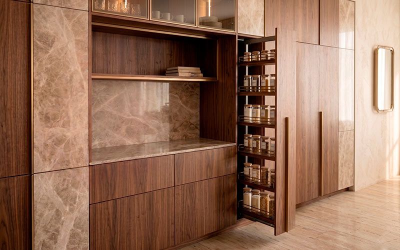 Interior elegante con optimización de espacios funcionales